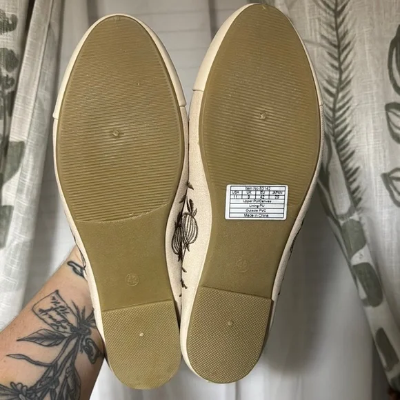 Elegant Cream Floral Ballet Flats - Picture 2 of 2